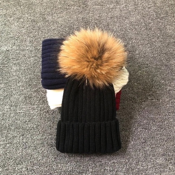 Warm winter beanies with large faux fur pom pom - Picture 3 of 5